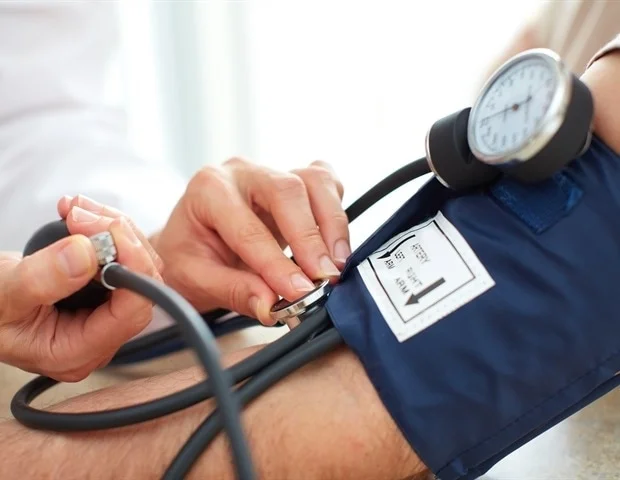 Patient mesurant sa pression artérielle suite à une consommation de réglisse