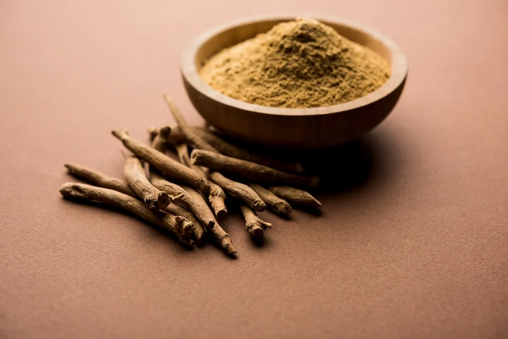 Poudre d'ashwagandha, plante adaptogène pour l'équilibre féminin