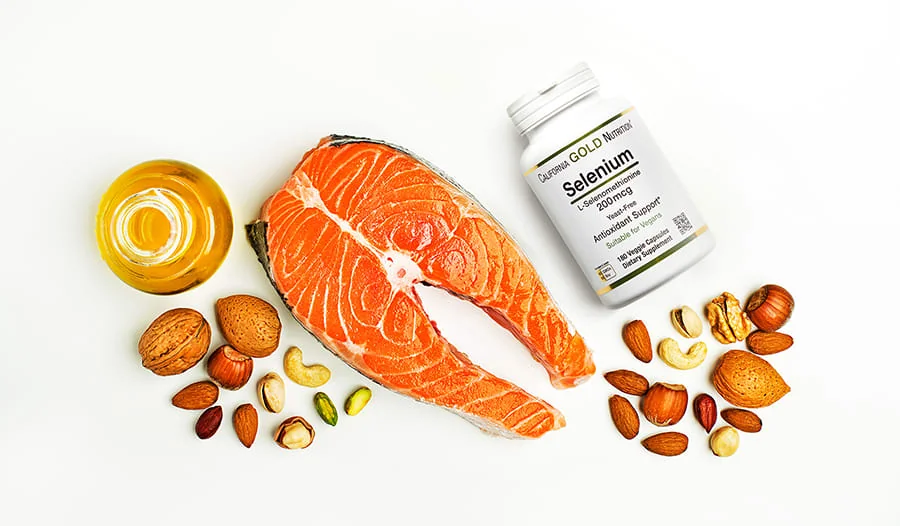 Assortiment de gélules de compléments alimentaires d'iode, sélénium et fer sur un fond neutre.