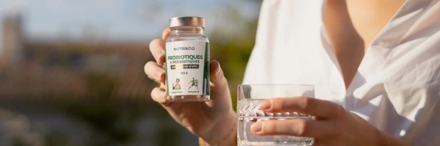 Gélules de compléments alimentaires pour le microbiote intestinal illustrant les souches bactériennes