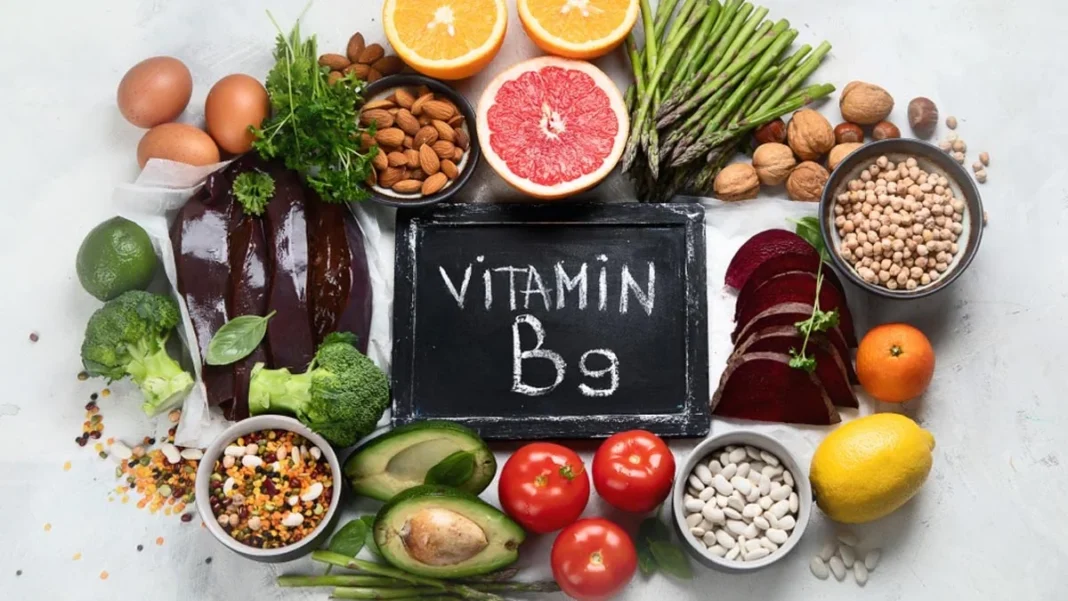 Compléments alimentaires de vitamine b9 entourés de légumes verts frais