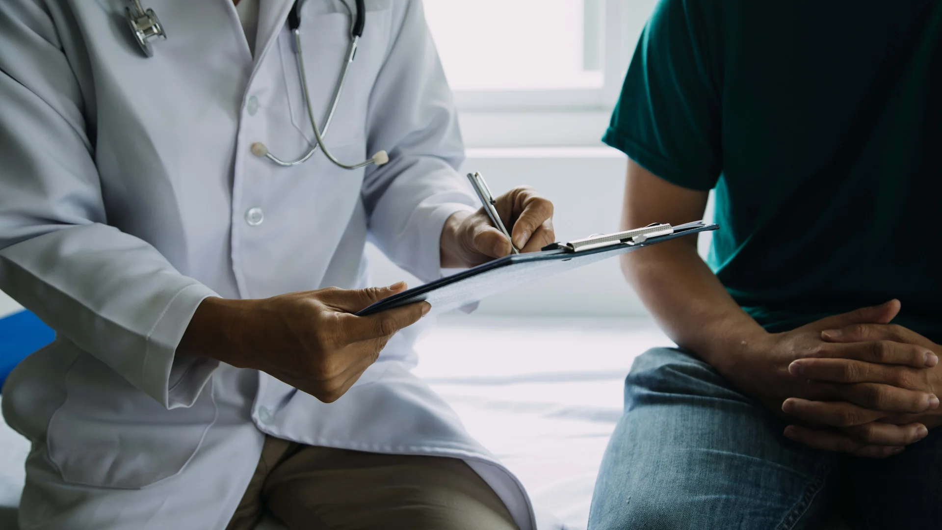 Consultation chez un dermatologue pour vérifier les effets d'un complément alimentaire bronzage