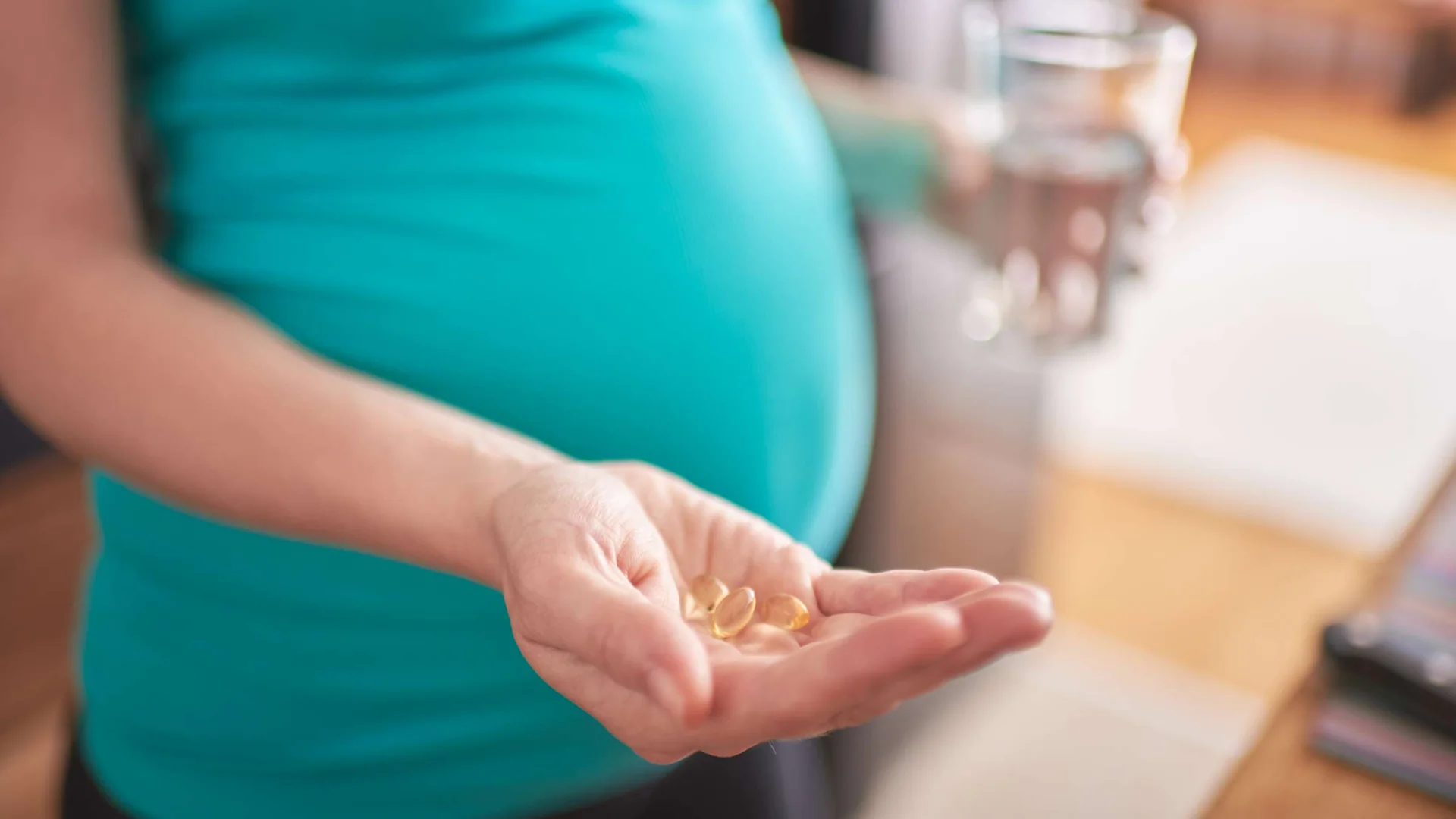 Femme enceinte demandant conseil à son pharmacien sur la sécurité des compléments
