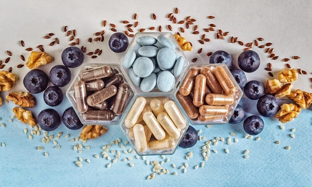 Femme souriante avec une chevelure dense tenant le meilleur complément alimentaire cheveux efficace