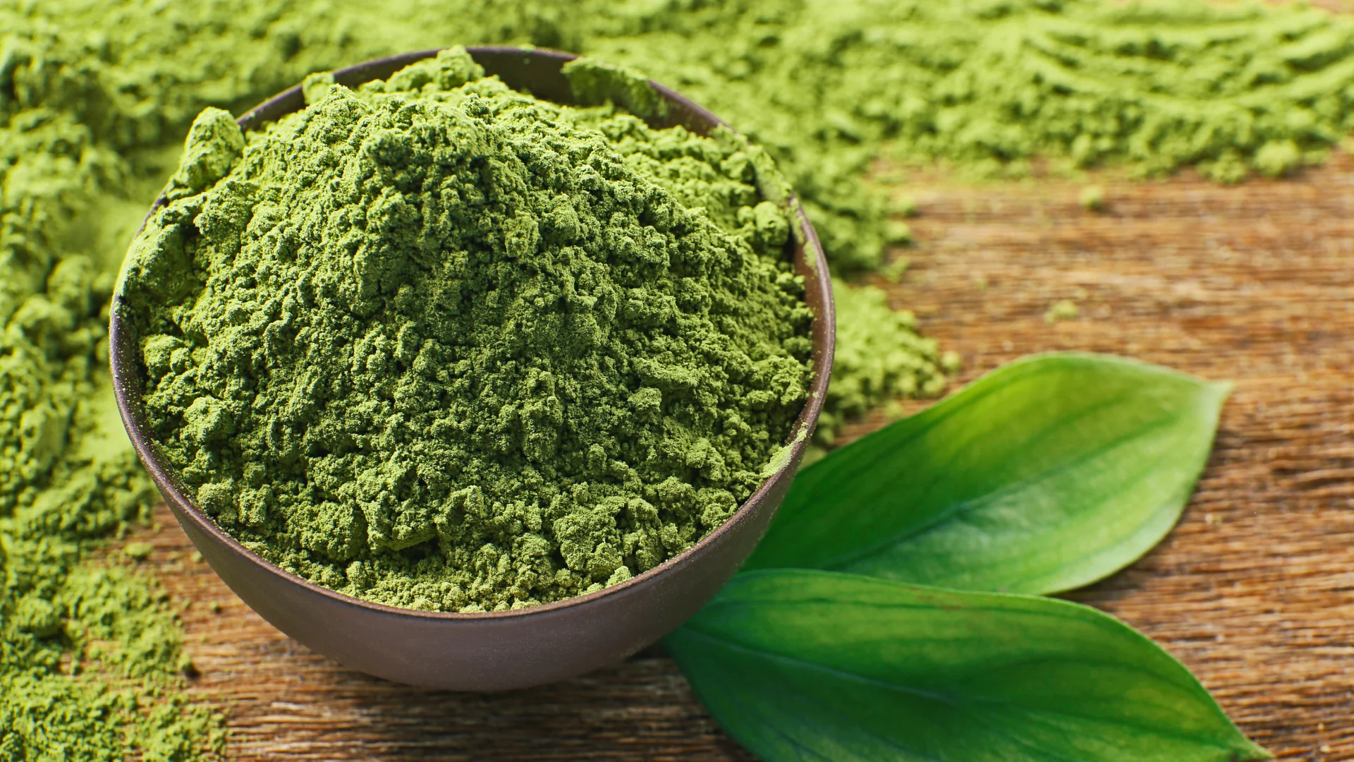 Feuilles de thé vert et poudre de matcha, source naturelle de L-théanine pour le stress.