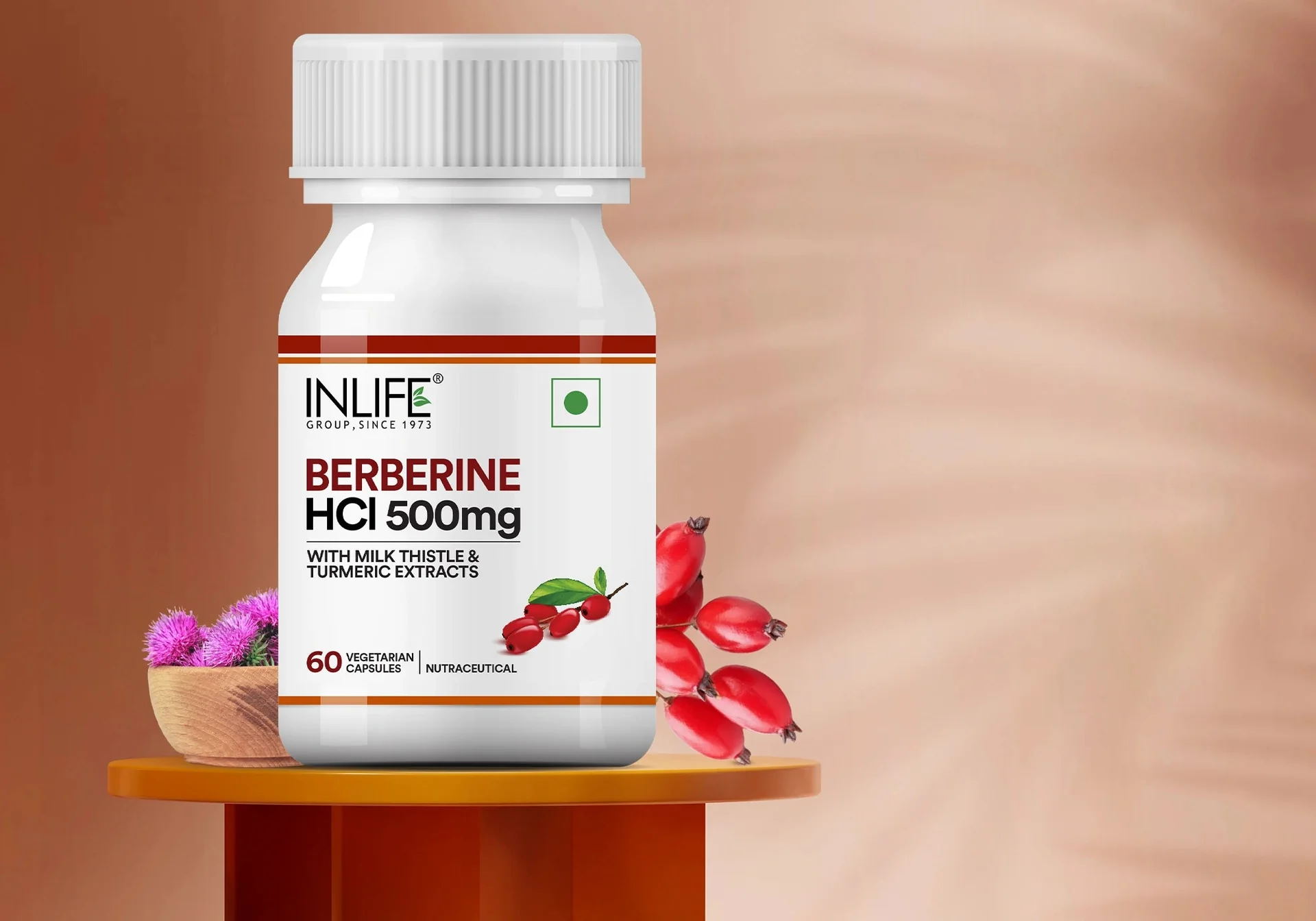 Gélules de berbérine à côté d'un flacon sur une table en bois.