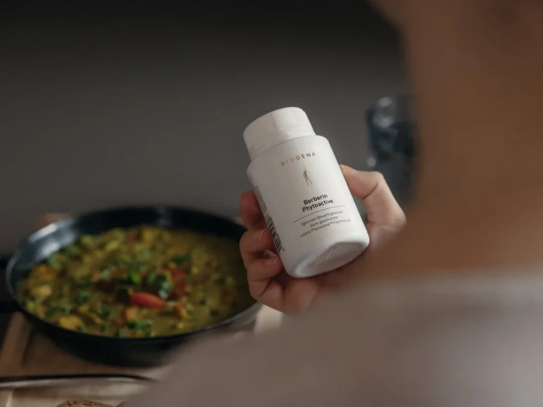 Gélules de berbérine jaune vif à côté de baies d'épine-vinette pour un avis complet