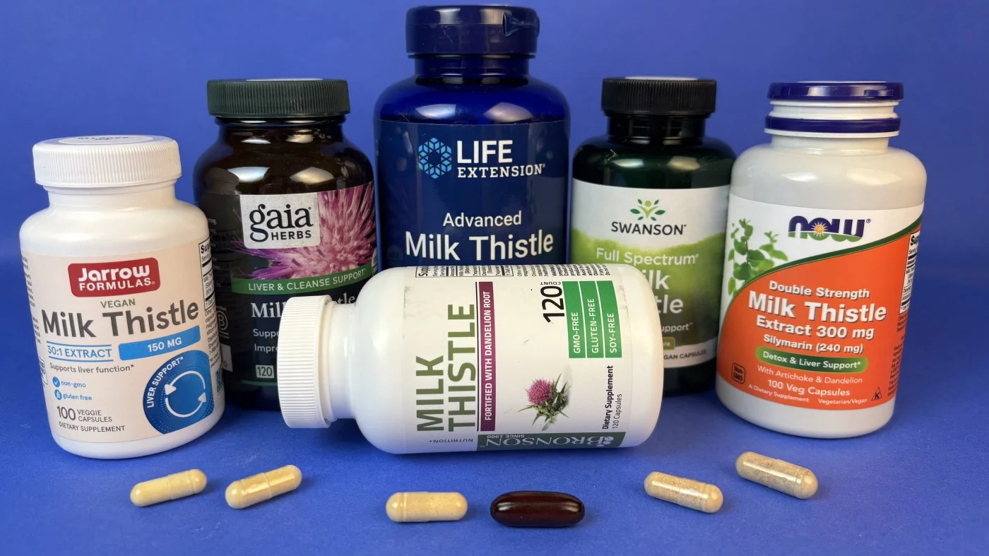 Gélules de complément alimentaire de chardon marie sur une table en bois