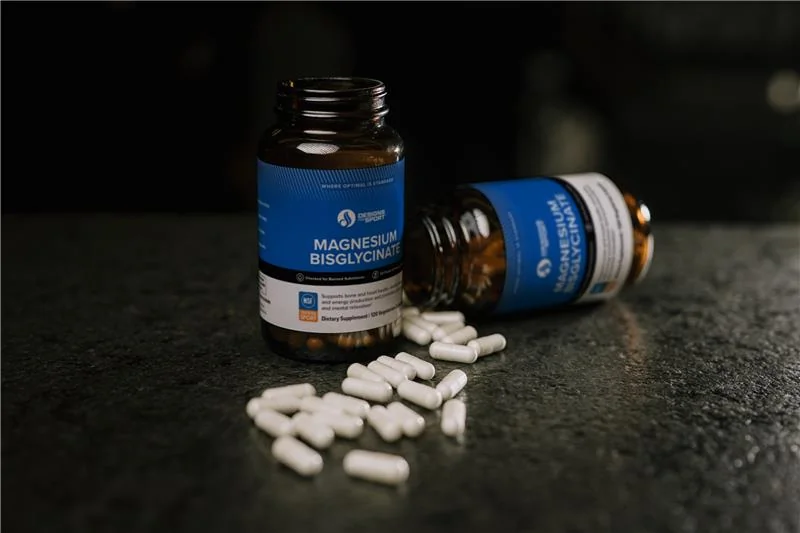 Gélules de magnésium bisglycinate hautement biodisponibles sur un fond épuré.