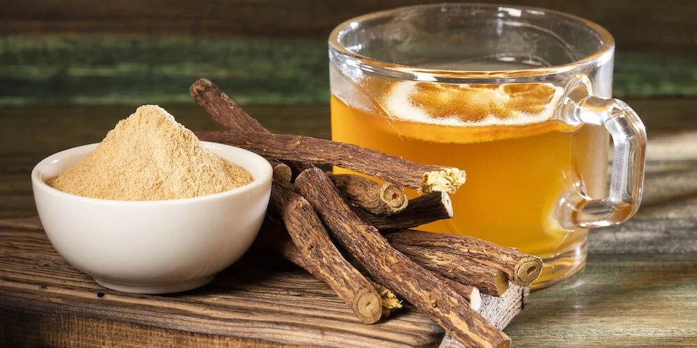 Infusion de racines de réglisse pour soulager les maux d'estomac et le reflux gastrique
