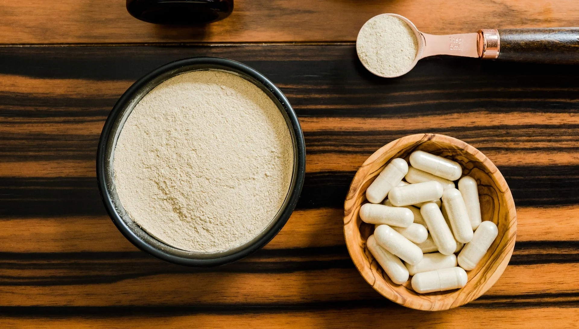 Poudre et gélules d'ashwagandha, plante adaptogène pour la gestion du stress.