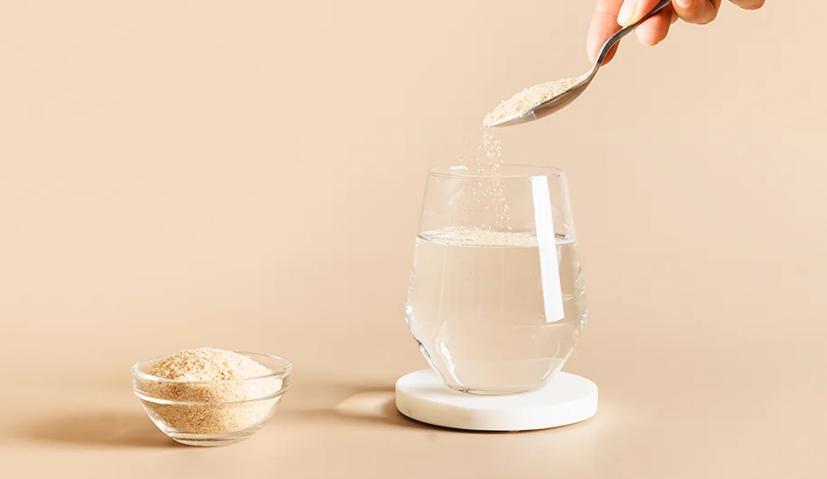 Préparation d'un verre d'eau avec une cuillère de téguments de psyllium blond