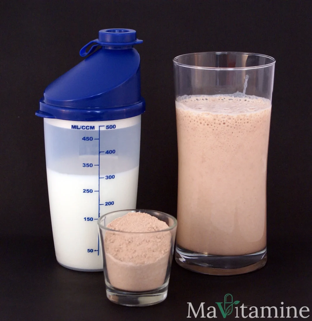 Shake protéiné dans un verre, illustration d’un complément protéiné