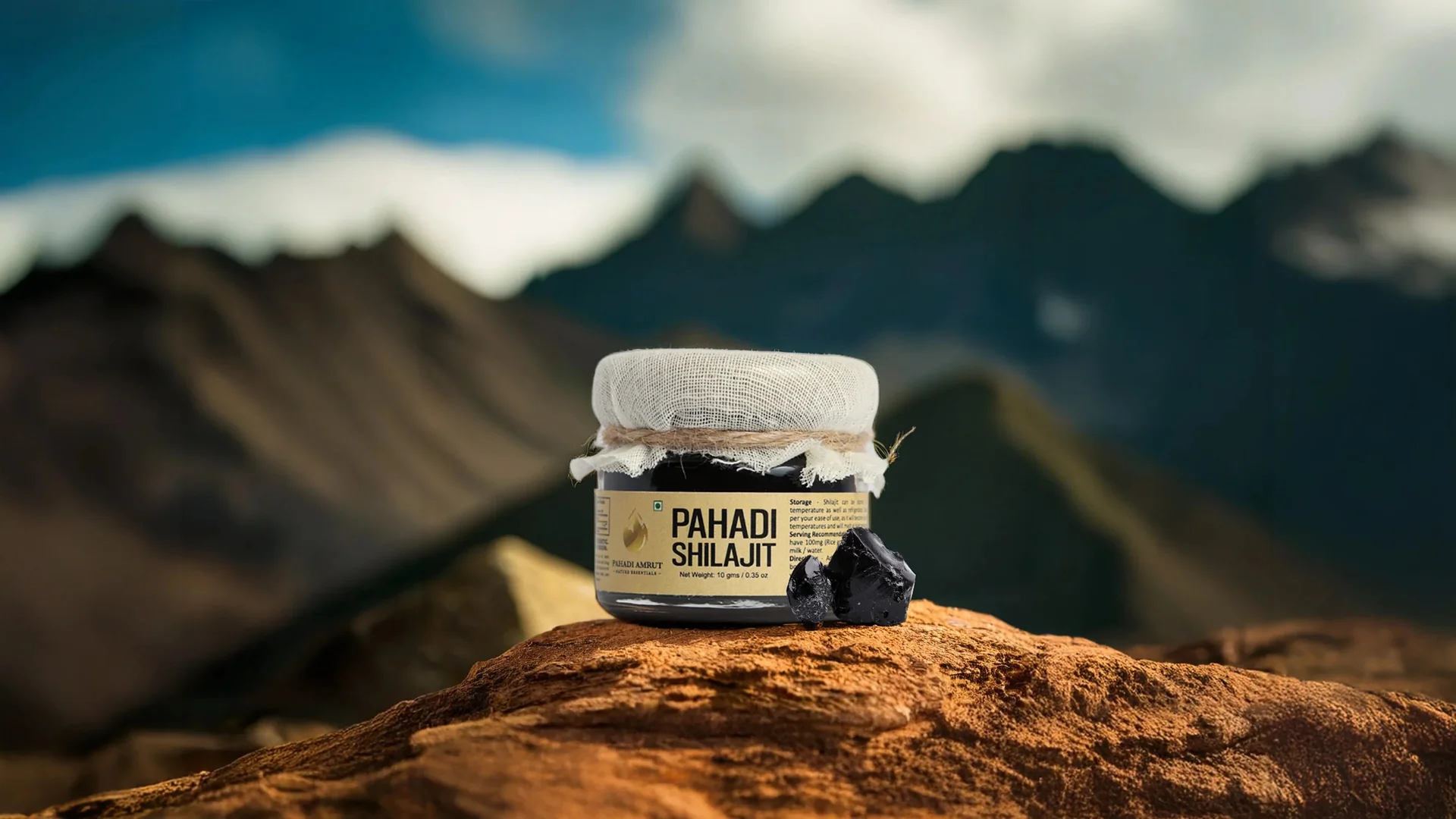 Résine de shilajit noire brute sur une roche de l'Himalaya, source riche en acide fulvique.