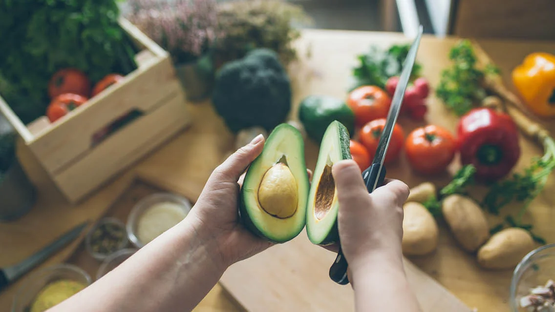 Sélection d'aliments précurseurs du glutathion dont le brocoli, l'ail et l'avocat.