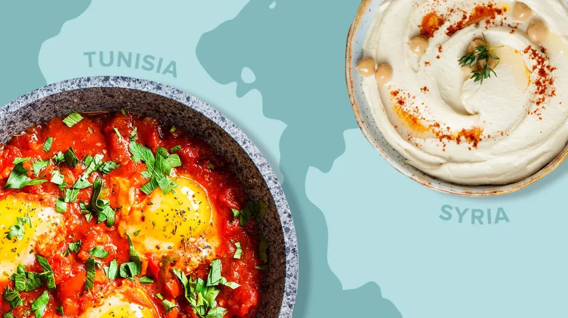 Shakshuka et houmous sur fond bleu