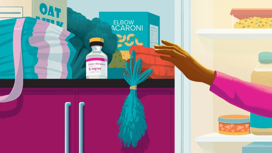 Une personne rangeant ses courses avec une bouteille d'estradiol sur le comptoir