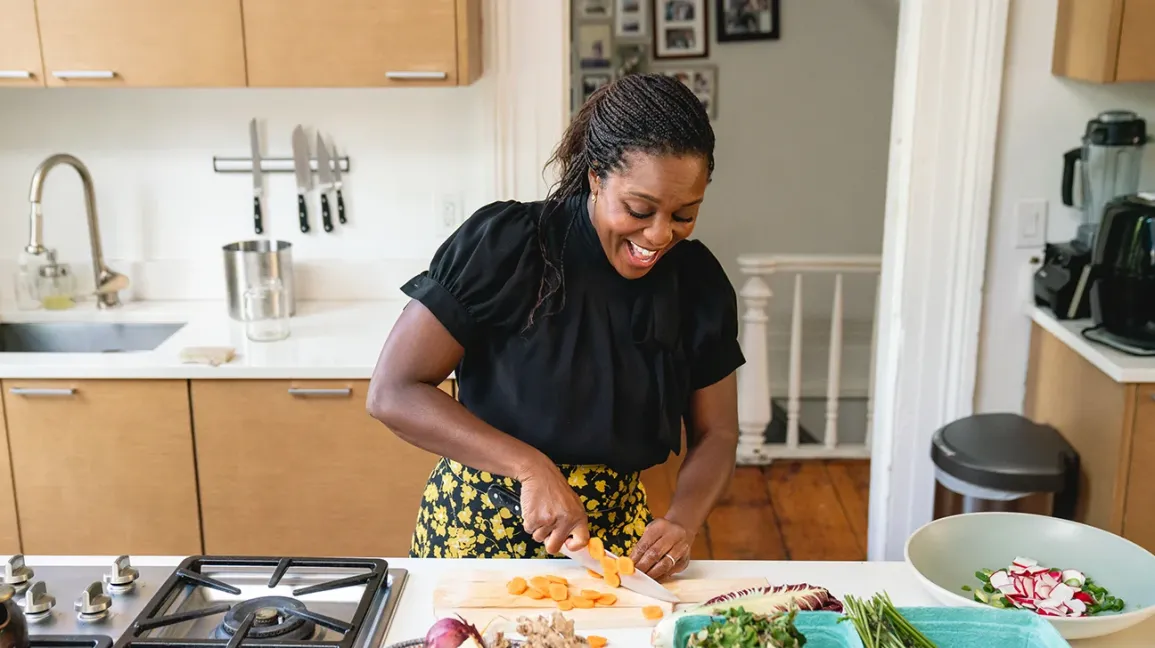 Maya Feller préparant des aliments traditionnels dans sa cuisine