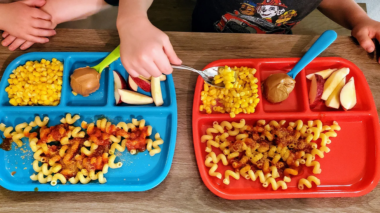 Préparation de repas végétaux en famille