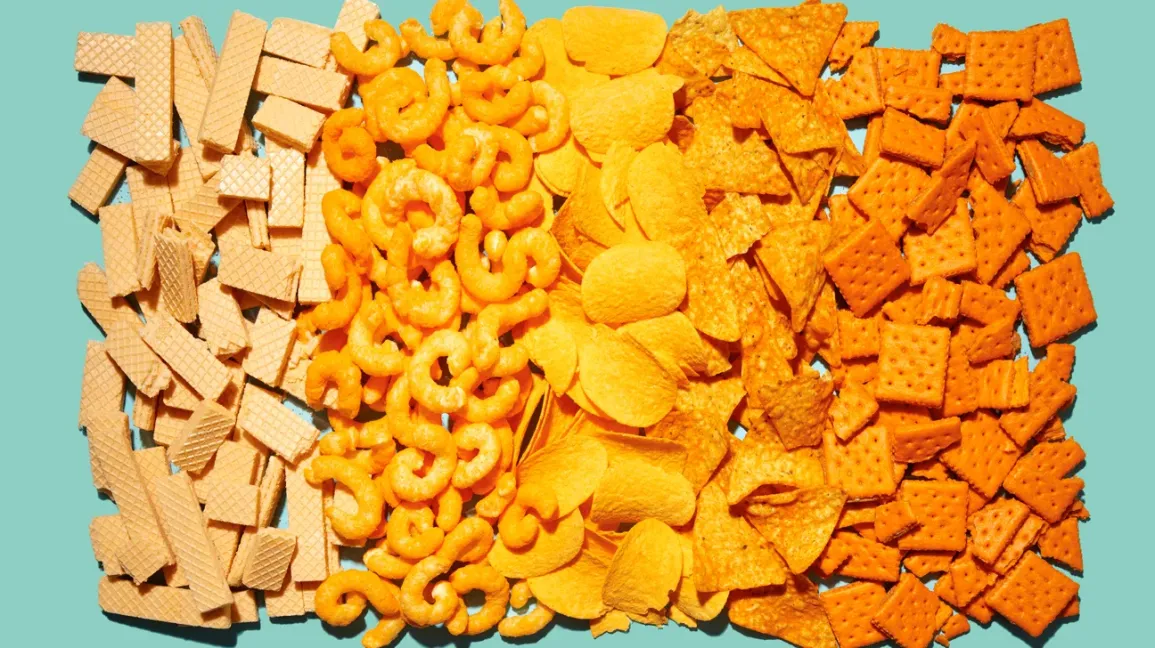 Aliments ultra-transformés alignés sur fond bleu