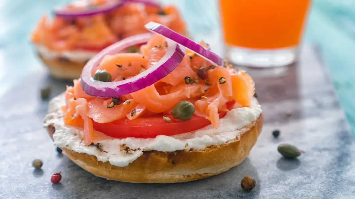Bagel au saumon fumé végétal avec oignons et câpres