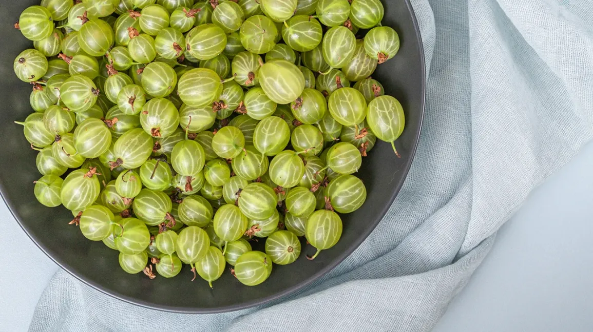 Groseilles indiennes (Amla) fraîches dans un bol