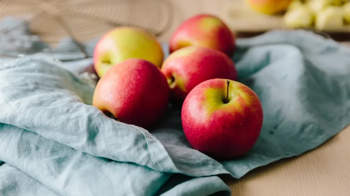 pommes entières sur une serviette