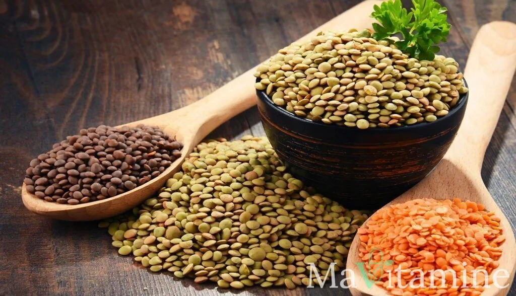 Assortiment de légumineuses sèches dont des haricots noirs et des lentilles