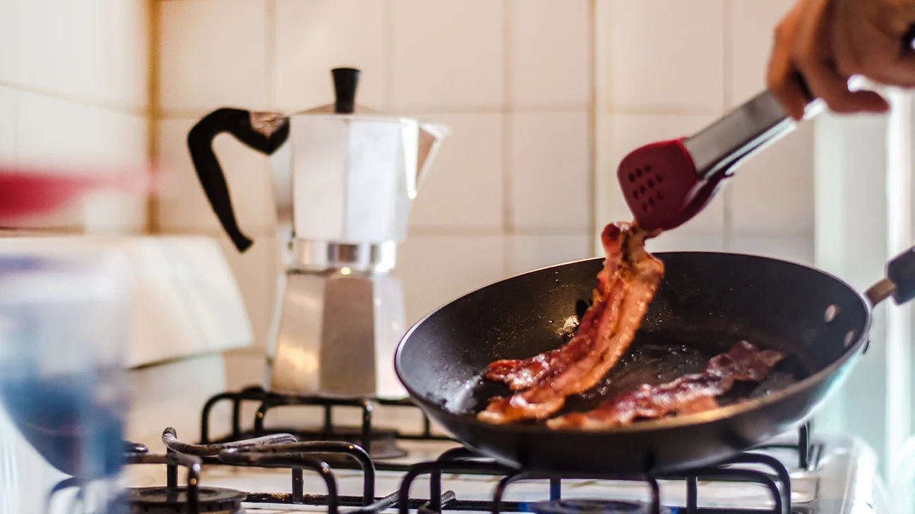 bacon grillé dans une poêle