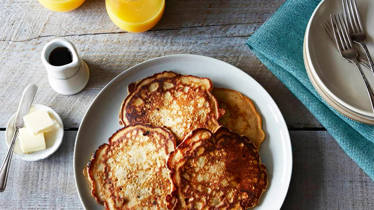pancakes sur une assiette avec du sirop