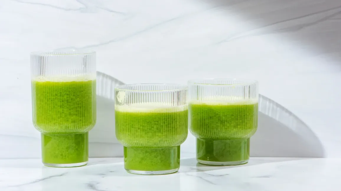 Verres de jus de céleri frais sur un comptoir