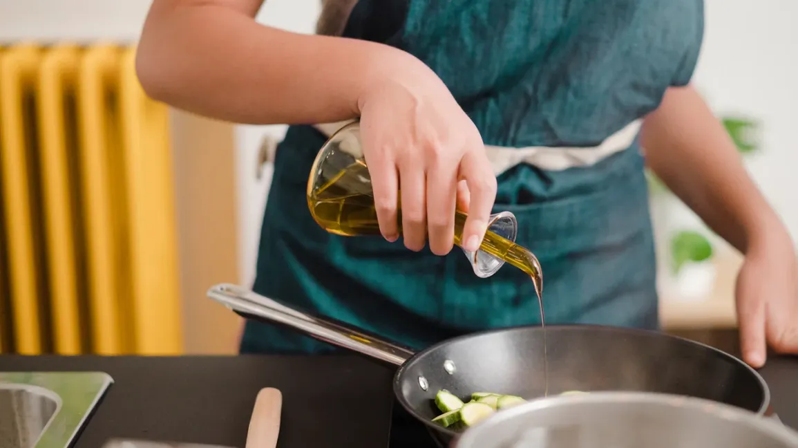 Verser de l'huile d'olive dans une poêle