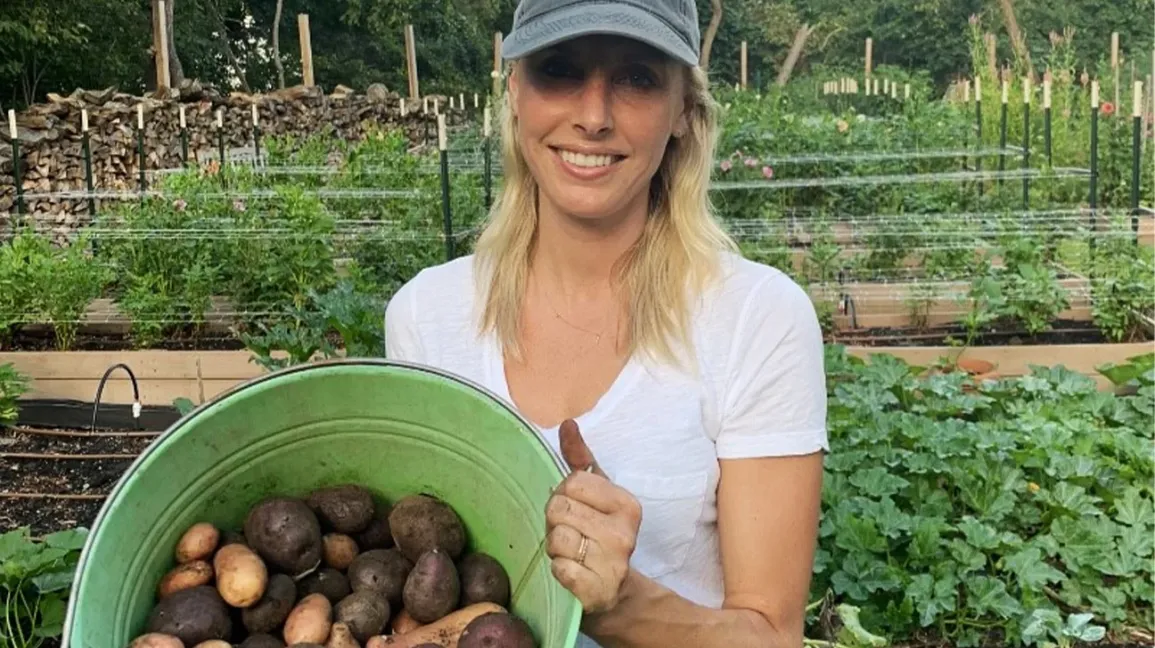 Jillian Kubala récoltant des pommes de terre dans son jardin