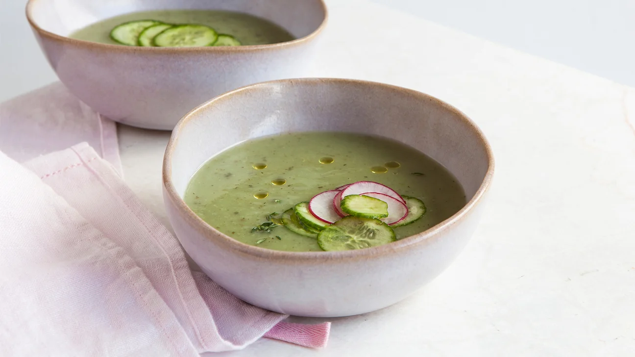 Bol de soupe froide au concombre