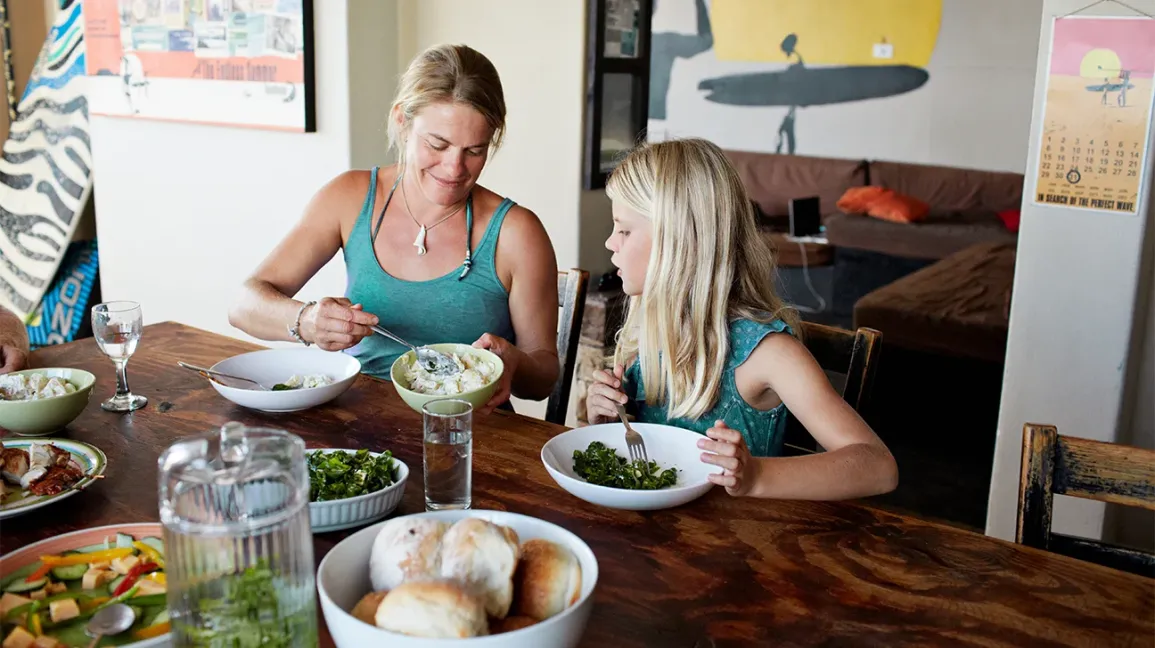 Mère et fille partageant un repas sain à table