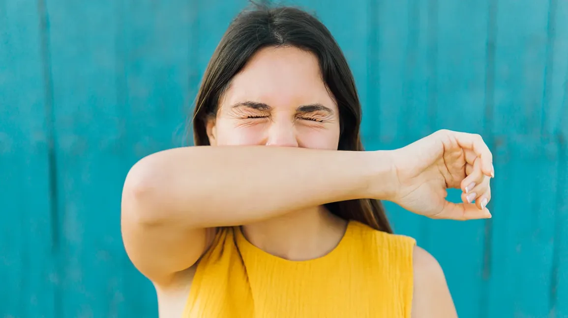 Femme fatiguée se couvrant la bouche en baillant