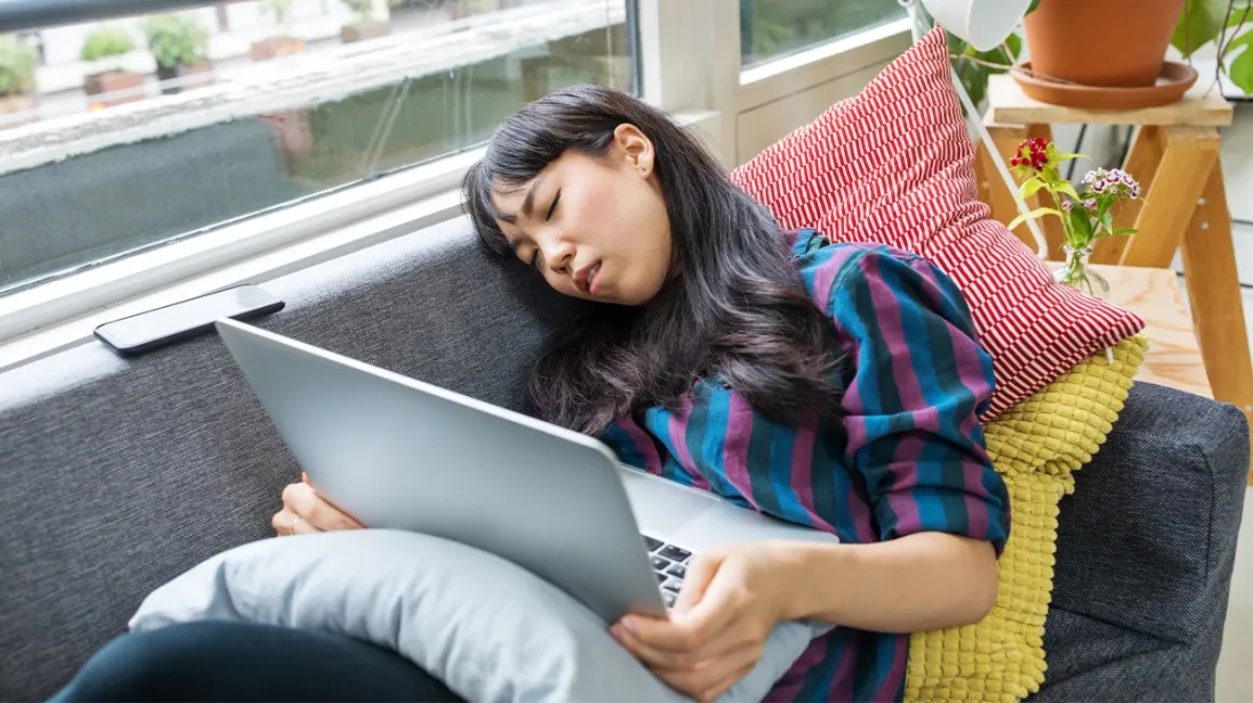 femme fatiguée endormie devant son ordinateur