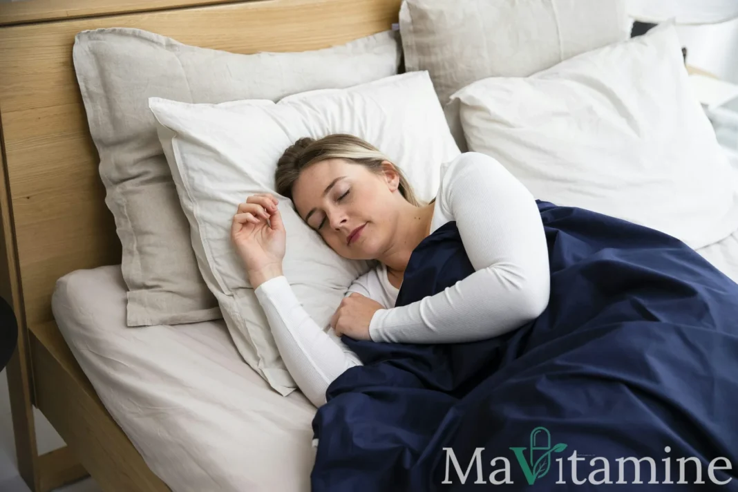 Femme dormant paisiblement dans un lit douillet grâce à la l theanine