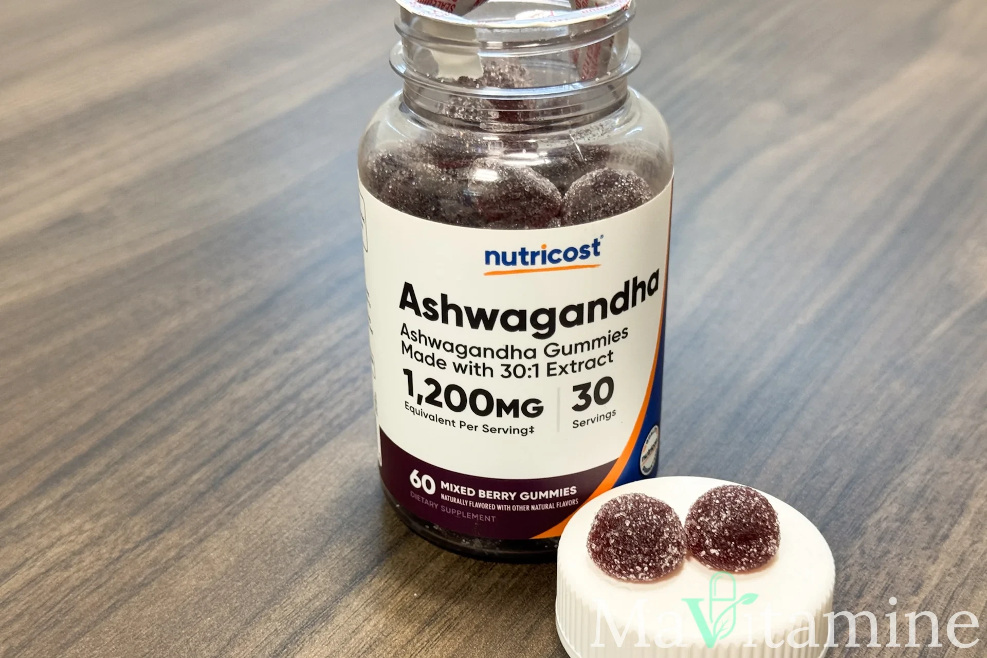 Flacon de gélules d'ashwagandha, alternative hormonale au shilajit en pharmacie.