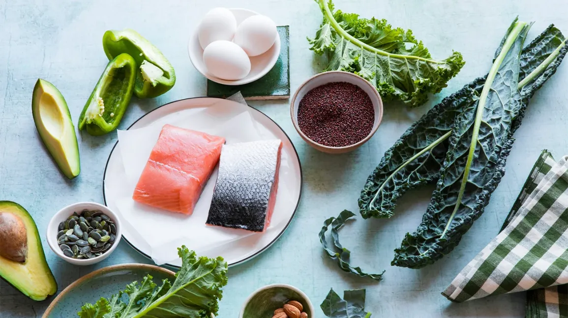 Aliments sains du régime cétogène comme le saumon, le chou kale et les œufs