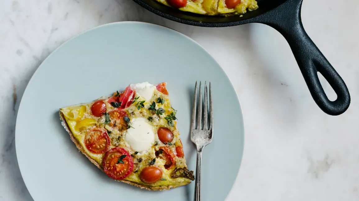 Une part de frittata aux œufs et légumes