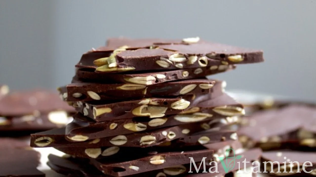Graines de courge, amandes et chocolat noir, trois sources d'un aliment riche en magnesium.