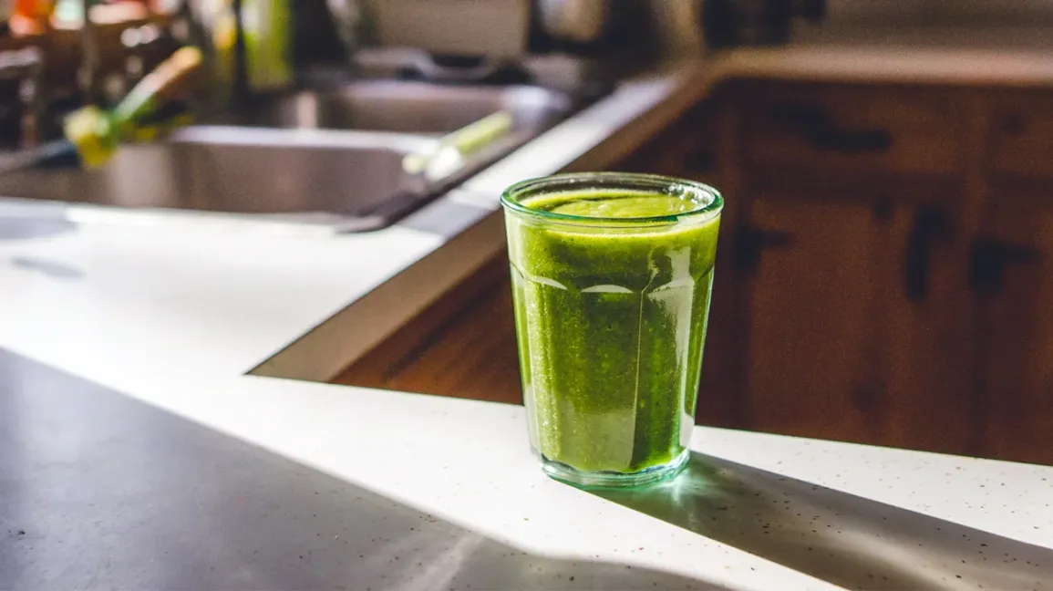 Verre de jus vert riche en fer et minéraux