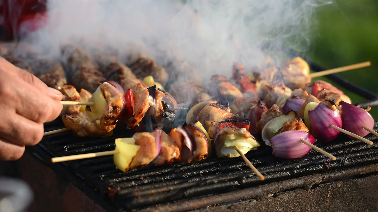 Brochettes de poulet et légumes grillées