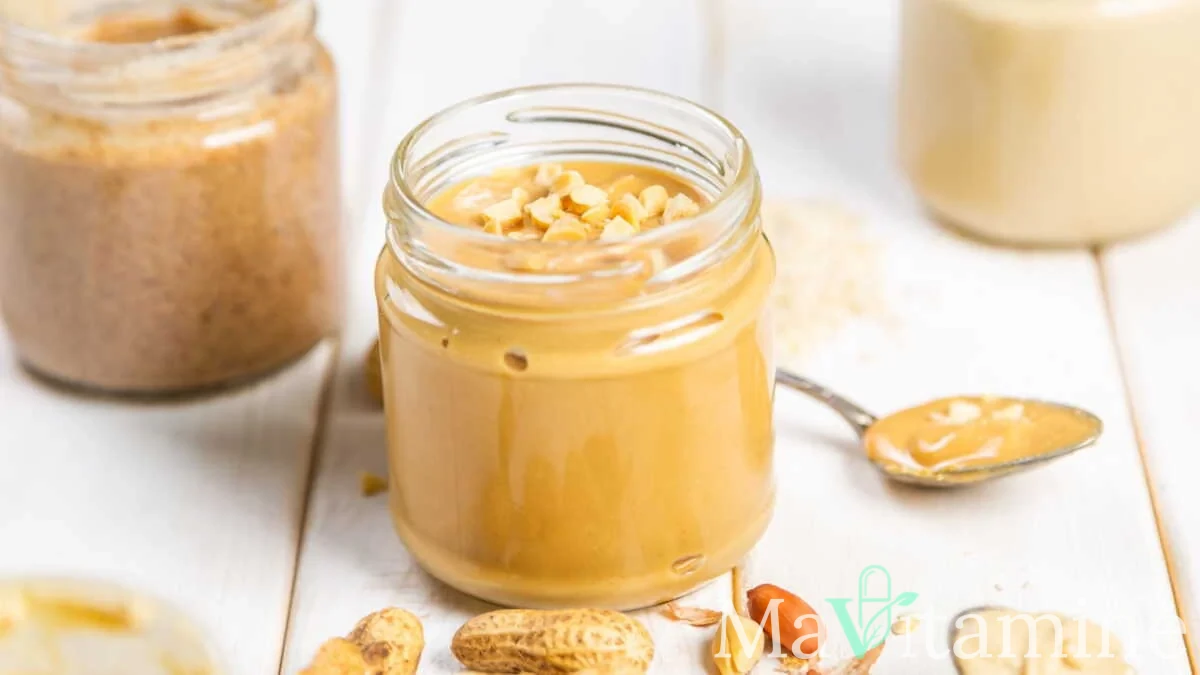 Gros plan sur des amandes entières et un pot de beurre d'amande onctueux