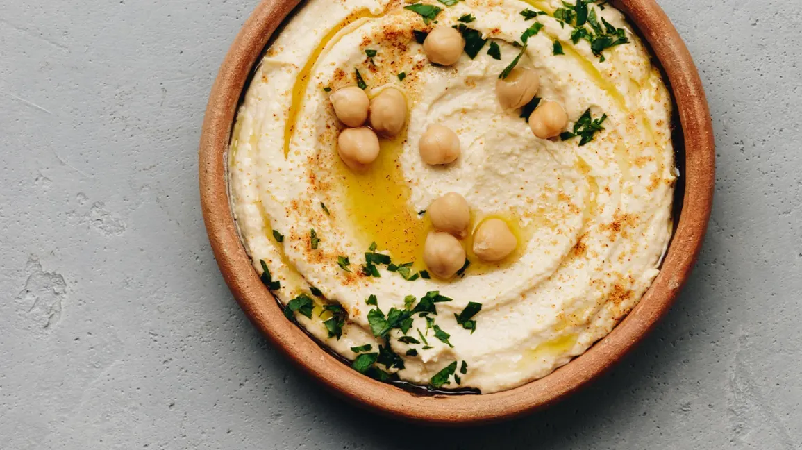 Bol de houmous frais