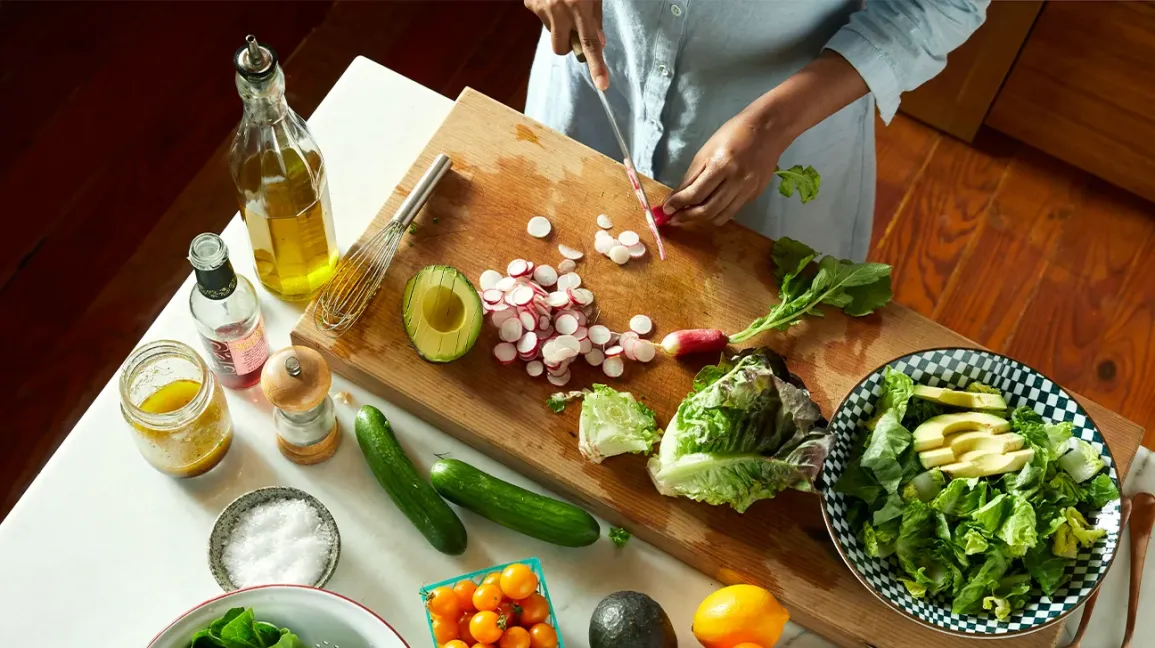 Préparation d'une salade fraîche et saine