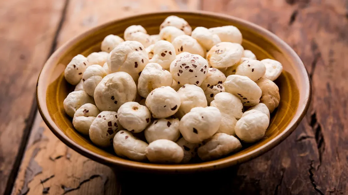 Graines de makhana dans un bol en bois