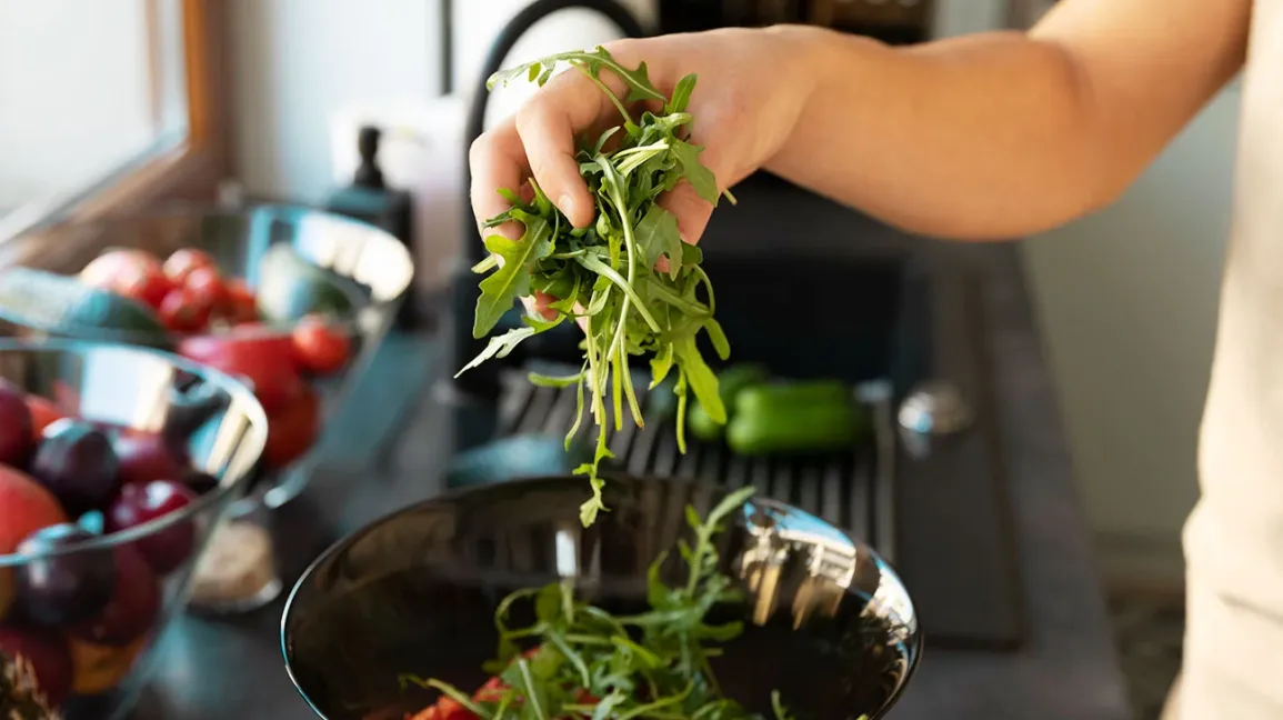 Salade de roquette fraîche dans un bol