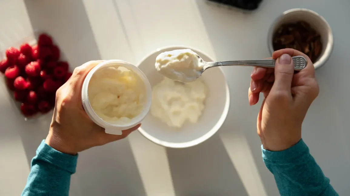 Homme mangeant un bol de yaourt équilibré